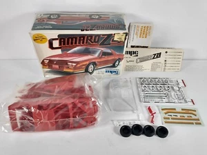 Kit Modelo Camaro Z28 MPC 1:25 # 1-0814 Bolsa de Piezas Selladas - Imagen 1 de 12