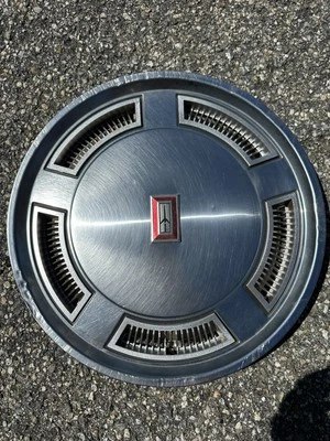 Tapacubos cubierta de rueda One 80-88 Oldsmobile Cutlass berlina Supreme 14” OEM 22510009 Foto 1 de 4