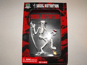 SOCIAL DISTORTION SKELETON MIT MARTINI & SMOKE MASKOTTCHEN SAMMLER ACTIONFIGUR/SPIELZEUG - Bild 1 von 5