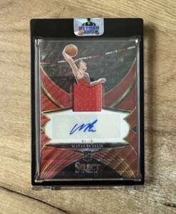 Matas Buzelis RC Red Wave Patch Autogramm /99 Panini Select Basketball 2024/25 - Bild 1 von 2