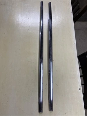 Ford Customline 1955 Mainline Tudor sedán puerta izquierda y cuarto molduras Beltline Foto 1 de 4