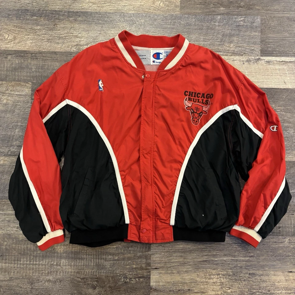 Chaqueta Roja Vintage Años 90 Chicago Bulls Campeón Calentamiento Rompevientos NBA MJ XXL/XL Foto 1 de 4