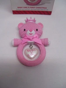 2014 Hallmark Andenken Weihnachtsschmuck Baby Mädchen erste Weihnachten rosa Bär - Bild 1 von 2