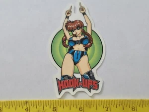 PEGATINA DE COLECCIÓN HOOK UPS SEXY DOMINATRIX NIÑA SUMISA DE LOTE ANTIGUO DE LOTE ANTIGUO CUBIERTA DE PATINETA - Imagen 1 de 1