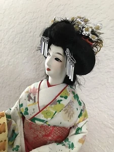 VINTAGE GEISHA PRINZESSIN PUPPE 17 ZOLL MIT SAMURAI HELM WUNDERSCHÖN MIT HOLZSOCKEL - Bild 1 von 11