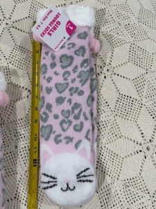 Girls Lounge Socks, Slipper/Grippers 1 Pair, Shoe Size: 7-8.5 Cat Pink/Grey NWT - Picture 1 of 12