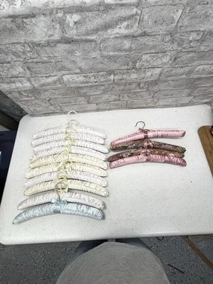 Lote de 14 Perchas Lencería Boudoir Acolchadas Satén Encaje Rosa Crema Blanco Azul De Colección Foto 1 de 4