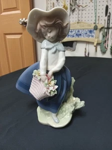 Lladro Porcelain Figurine Pretty Pickings Girl With Basket Of Flowers - Picture 1 of 9