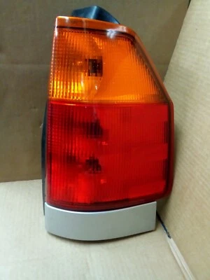 GMC Envoy XL 2005 lámpara de luz trasera derecha del lado del pasajero  Foto 1 de 4