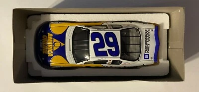  2001 #29 Kevin Harvick GM Goodwrench Service Plus / AOL - ESCALA 1/24 #4331 - Imagem 1 de 4