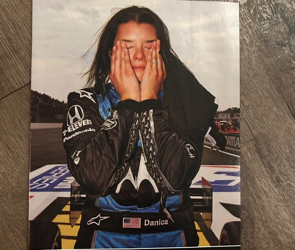 Foto 8 x 11 Foto Pinup DANICA PATRICK NASCAR Indy Japón 500 2009 Llorando Foto 1 de 1