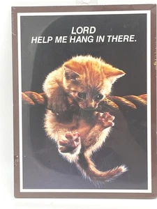 Nuevo de Colección “Lord Help Me Hang In There” Placa Gatito Gato Colgando en Cuerda SELLADA - Imagen 1 de 7