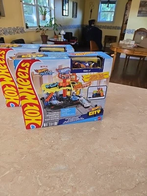 New Hot Wheels Lets Race City Downtown Car Wash Playset NIB - Image 1 of 4