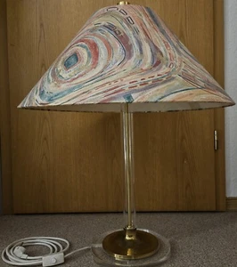 Große Tischleuchte mit Stoffschirm aus Plexiglas und Messing von Leola, 1970er - Bild 1 von 15