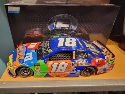 2018 autografiado Kyle Busch #18 M&M's Caramel/Pocono Raced Win 1:24th Elite  Foto 1 de 4