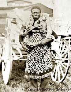Afroamerikanerin Zirkus Schlangenbeschwörerin - Historischer Fotodruck - Bild 1 von 1