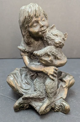 Estatuilla de bronce fundido en frío niña sosteniendo gato herencias gatito adorno modelo Foto 1 de 4