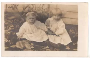 DE COLECCIÓN RPPC DOS ADORABLES BEBÉS SENTADOS EN EL SUELO FOTO REAL POSTAL 101320 P - Imagen 1 de 2