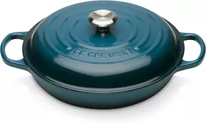 LE CREUSET SIGNATURE TÜRKIS 26 EMAILLIERTE FLACHE KASSEROLLE AUS GUSSEISEN mit DECKEL - Bild 1 von 6