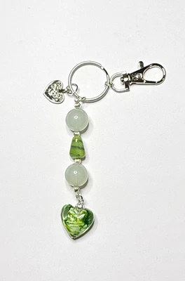 PRETTY HANDMADE GREEN BEADED HEART KEYRING / BAG CHARM - PERFECT STOCKING FILLER - Image 1 of 4