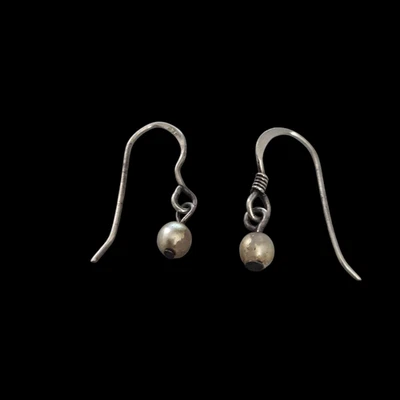 Pendientes de gancho colgantes simples de plata de ley 925 con perlas pequeñas (0,6 g) Foto 1 de 3