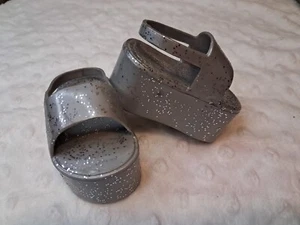 "Muñeca Tolly Tots 18"" Sandalias de plataforma Zapatos Plateados y Brillo T55" - Imagen 1 de 4