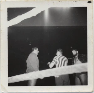 SCHIEDSRICHTER & WRESTLER SPRECHEN RINGEN GESEHEN von HINTER den RINGSEILEN - Bild 1 von 1