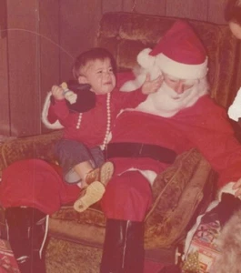 Niño sentado en el regazo de Santa llorando momento de vacaciones de Navidad años 80 - Imagen 1 de 3