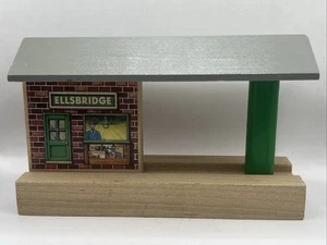 Trenino ferroviario in legno Thomas & Friends piattaforma ELLSBRIDGE TICKET STATION * RARO - Foto 1 di 10