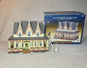  Santa’s Workbench Collection Classic Series Hawthorne House beleuchtetes Porzellan  - Bild 1 von 24