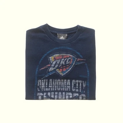 CAMISETA AZUL DEPORTIVA ADIDAS NBA DE COLECCIÓN Y2K AÑOS 90 RETRO OKC THUNDER BALONCESTO GRÁFICO JUVENIL M Foto 1 de 4