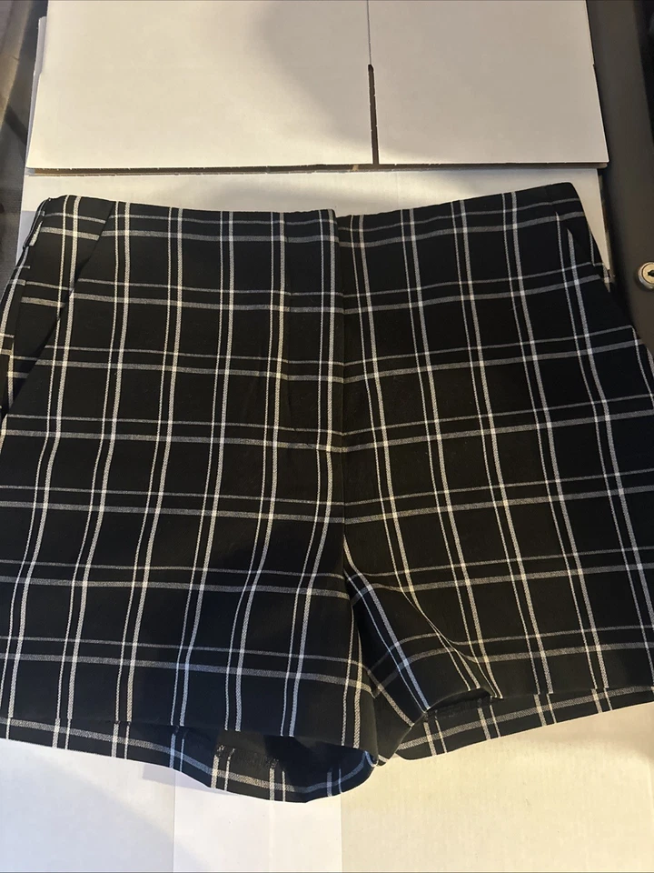 女士 Forever 21 连衣裙短裤无瑕疵黑色白色条纹设计 — 第 1/4 张图片