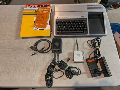 Vintage Texas Instruments TI99/4A Heimcomputer mit Anleitungen Controller Extras - Bild 1 von 4