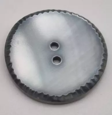 Grauer Perlmutt 2-Loch-Knopf 18-25 mm mit gezahntem Rand / Mother-of-Pearl E51 - Bild 1 von 2