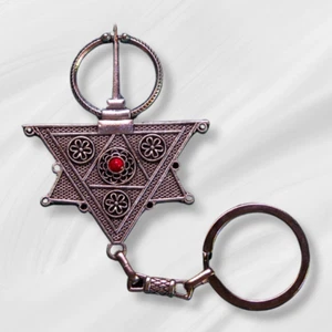 Elegant Moroccan Berber Fibula Keychain with Red Gemstone - Handcrafted Charm - Picture 1 of 2