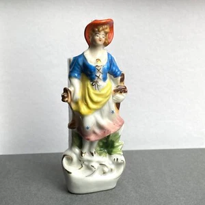 Jarrón de pared vintage de 6,5" 1950 estatua de porcelana niña niña niña - Imagen 1 de 6