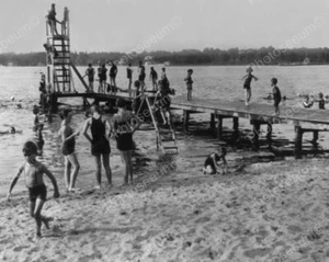 Schwimmer genießen Dock & Schwimmen am See 8x10 Nachdruck des alten Fotos - Bild 1 von 1