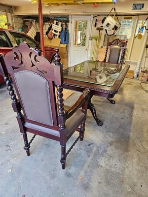 Antigua mesa de caoba y 2 sillas trono cabeza de león talladas ornamentadamente Foto 1 de 4