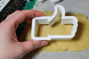 Tagliabiscotti, fondente, tagliapasta da gioco come/pollice in su - Foto 1 di 6
