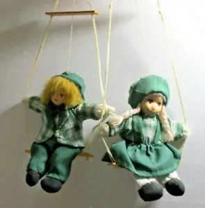 Juego de 2 ~ MARIONETAS DE CUERDA NIÑA Y NIÑO SENTADOS EN COLUMPIOS en cuadros verdes - Imagen 1 de 5