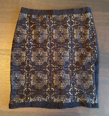 Falda sin tirantes The Limited negra de encaje sobre nude - Talla: 6 Foto 1 de 4