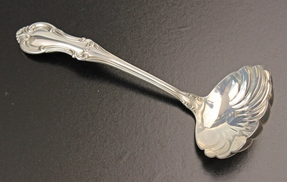 Cucharón de salsa acanalado International Sterling Juana of Arc Foto 1 de 1