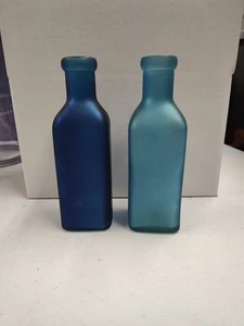 Par de botellas de vidrio satinado, azul claro y azul oscuro, 6,5" de alto - Imagen 1 de 13