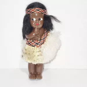 Vintage Fidschian AA Souvenirpuppe - 4" zweifarbiger Rock - bunte Taille & Stirnband - Bild 1 von 5
