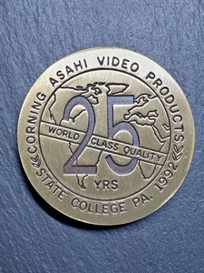 1992 CORNING ASAHI VIDEO PRODUCTS STATE COLLEGE PA 25 JAHRE MEDAILLE GEWICHT H449 - Bild 1 von 7
