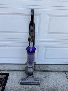 Dyson DC40 Origin Multi-Floor Upright Vacuum Cleaner. TURNS ON BUT ITS BROKEN - Picture 1 of 12