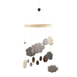 Handgemachtes Filz Wolken Mobile in grau beige aus Schurwolle und Naturholz - Bild 1 von 6