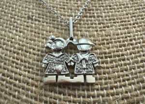 Ciondolo in oro bianco 10 carati con diamanti per ragazzo e ragazza su catena in oro bianco 10 carati - Foto 1 di 4