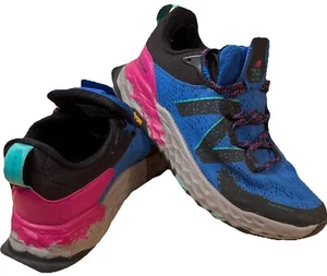 New Balance Fresh Foam X Hierro V5 Damen-Traillaufschuhe Größe 8 B blau pink - Bild 1 von 11