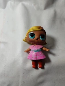 Muñeca sorpresa LOL con pelo amarillo y vestido rosa - Imagen 1 de 8